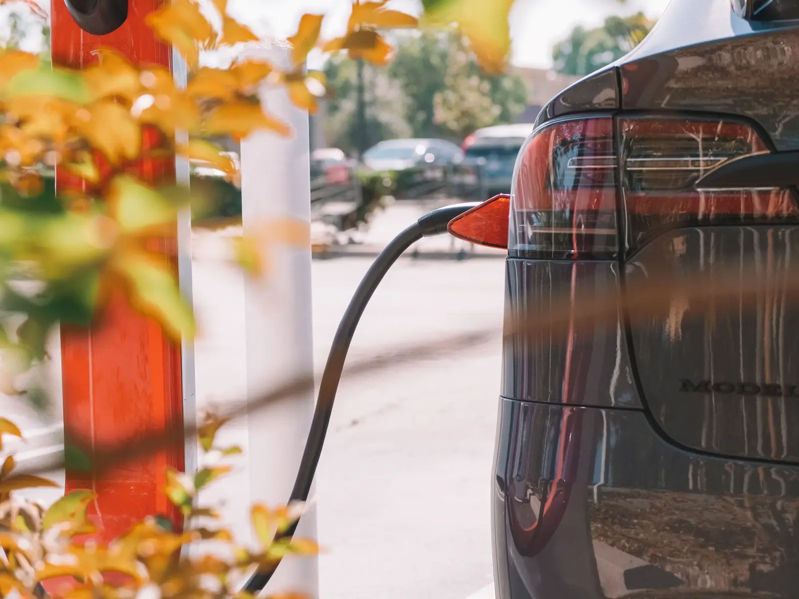 Vehículo eléctrico conectado a un punto de recarga