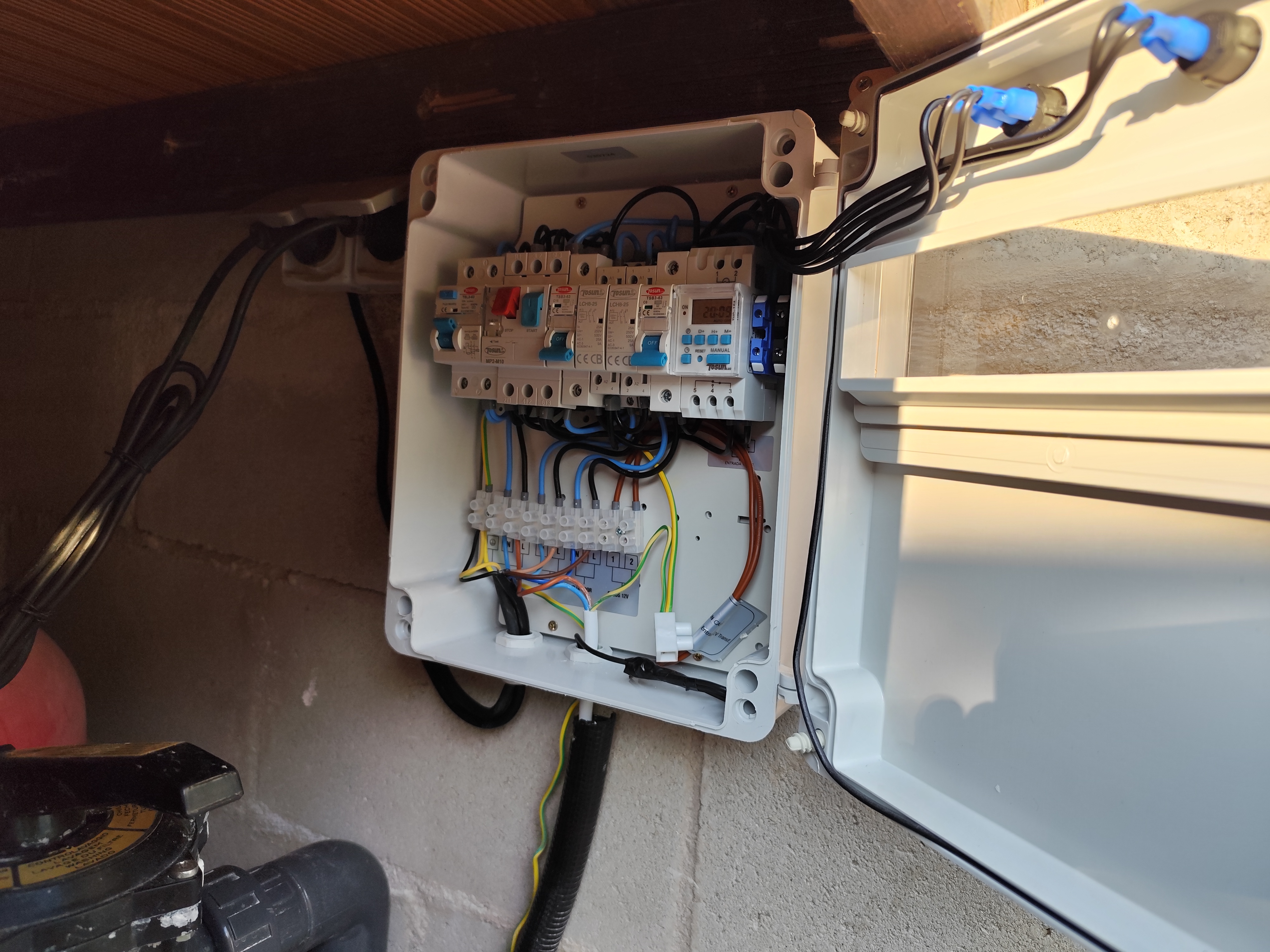 Instalación de cuadro eléctrico para piscina